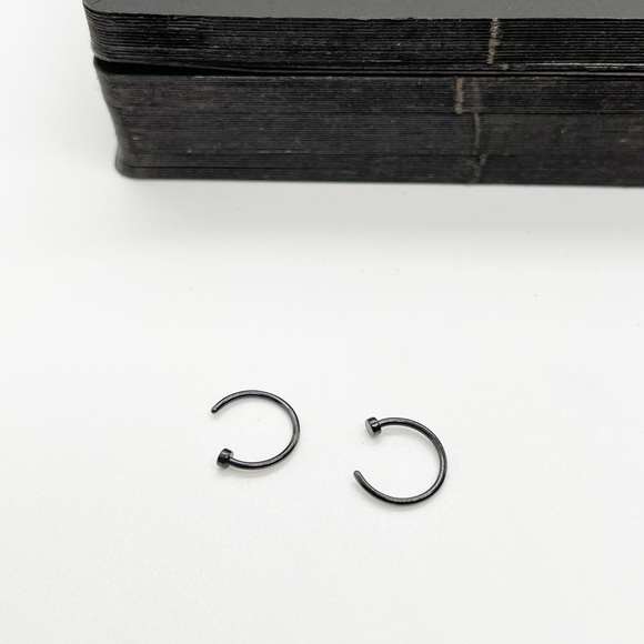 New 2pcs Fake Black Hoop Nose Ring - Picture 4 of 4